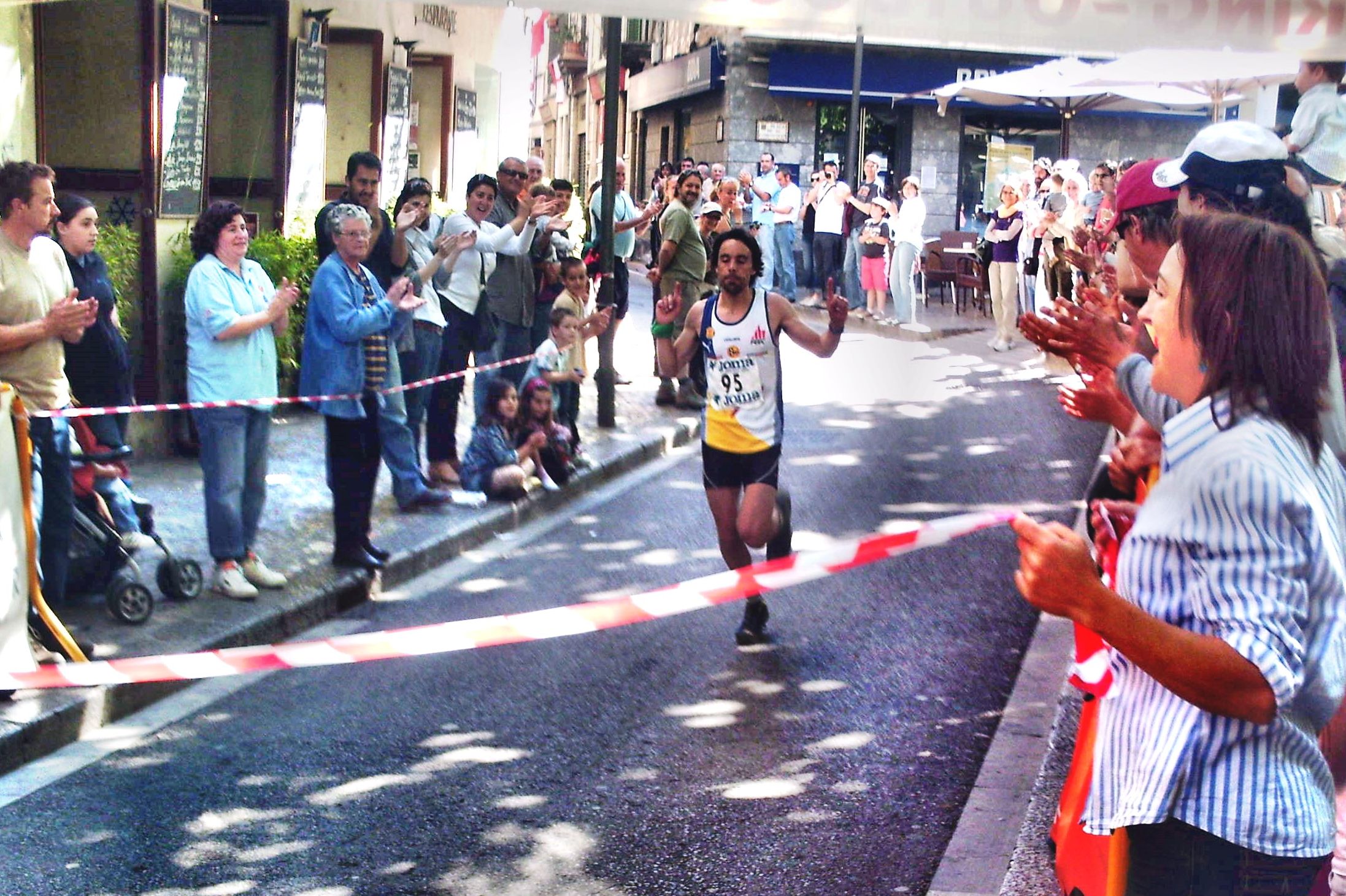 Arribada de Tòfol Castanyer a la Plaça de Sóller.-